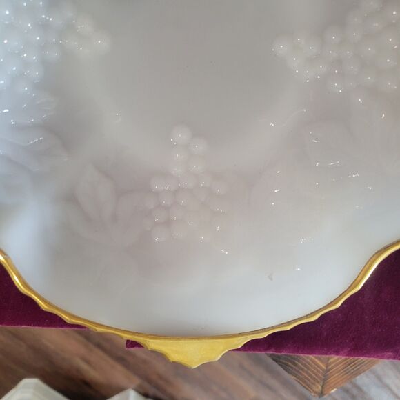Vintage Anchor Hocking White Milk Glass Dish Bowl Embossed Grapes with Gold Trim - Picture 8 of 11
